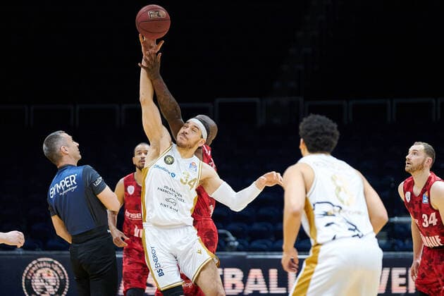 Tip Off zwischen Gavin Schilling (Nr. 34 Basketball Loewen Braunschweig) und M. Holloway (Nr. 31 soliver Wuerzburg) Basketball Loewen Braunschweig - soliver Wuerzburg Basketball Loewen Braunschweig - soliver Wuerzburg, Basketball, BBL, Saison 2020 2021, 29.04.2021 Braunschweig Copyright: xEibner-Pressefoto DanielxReineltx EP_DRT
