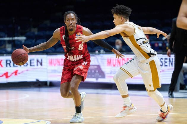R. Lowery (Nr. 8 soliver Wuerzburg) gegen James Robinson (Nr. 8 Basketball Loewen Braunschweig) Basketball Loewen Braunschweig - soliver Wuerzburg Basketball Loewen Braunschweig - soliver Wuerzburg, Basketball, BBL, Saison 2020 2021, 29.04.2021 Braunschweig Copyright: xEibner-Pressefoto DanielxReineltx EP_DRT