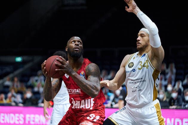 M. Holloway (Nr. 31 soliver Wuerzburg) gegen Gavin Schilling (Nr. 34 Basketball Loewen Braunschweig) Basketball Loewen Braunschweig - soliver Wuerzburg Basketball Loewen Braunschweig - soliver Wuerzburg, Basketball, BBL, Saison 2020 2021, 29.04.2021 Braunschweig Copyright: xEibner-Pressefoto DanielxReineltx EP_DRT