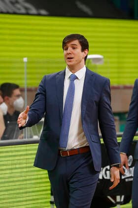 31. Spieltag der easyCredit BBL Basketball Bundesliga am 29.April 2021in der Oberfrankenhalle in Bayreuth Bayern Deutschland Saison 2020-2021 Medi Bayreuth gegen Basketball Hamburg Towers Pedro Calles (Hamburg Towers) Trainer