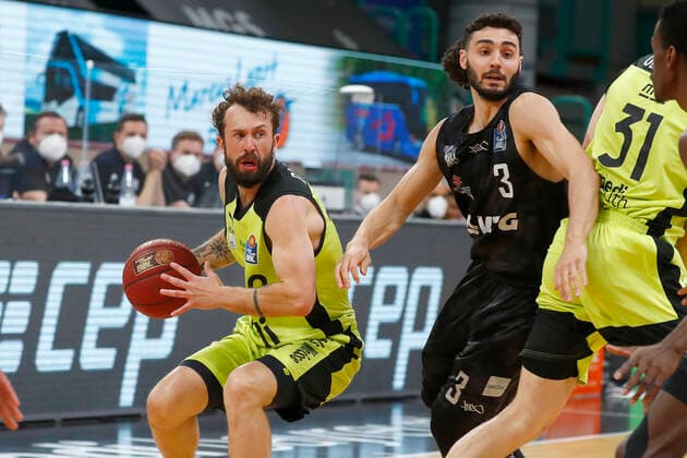 31. Spieltag der easyCredit BBL Basketball Bundesliga am 29.April 2021in der Oberfrankenhalle in Bayreuth Bayern Deutschland Saison 2020-2021 Medi Bayreuth gegen Basketball Hamburg Towers Bastian Doreth (Medi Bayreuth 10) links Maximilian DiLeo (Hamburg Towers 3) rechts