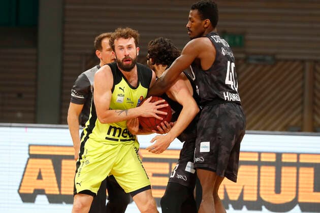 31. Spieltag der easyCredit BBL Basketball Bundesliga am 29.April 2021in der Oberfrankenhalle in Bayreuth Bayern Deutschland Saison 2020-2021 Medi Bayreuth gegen Basketball Hamburg Towers Bastian Doreth (Medi Bayreuth 10) links Maximilian DiLeo (Hamburg Towers 3) rechts