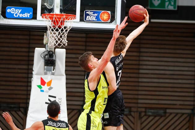 31. Spieltag der easyCredit BBL Basketball Bundesliga am 29.April 2021in der Oberfrankenhalle in Bayreuth Bayern Deutschland Saison 2020-2021 Medi Bayreuth gegen Basketball Hamburg Towers Andreas Seiferth (Medi Bayreuth 11) links Justus Hollatz (Hamburg Towers 21) rechts