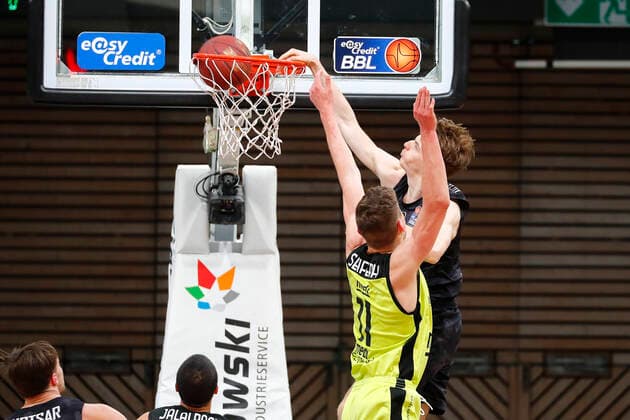 31. Spieltag der easyCredit BBL Basketball Bundesliga am 29.April 2021in der Oberfrankenhalle in Bayreuth Bayern Deutschland Saison 2020-2021 Medi Bayreuth gegen Basketball Hamburg Towers Andreas Seiferth (Medi Bayreuth 11) links Justus Hollatz (Hamburg Towers 21) rechts