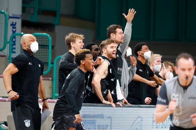 31. Spieltag der easyCredit BBL Basketball Bundesliga am 29.April 2021in der Oberfrankenhalle in Bayreuth Bayern Deutschland Saison 2020-2021 Medi Bayreuth gegen Basketball Hamburg Towers Hamburger Bank Jubelt