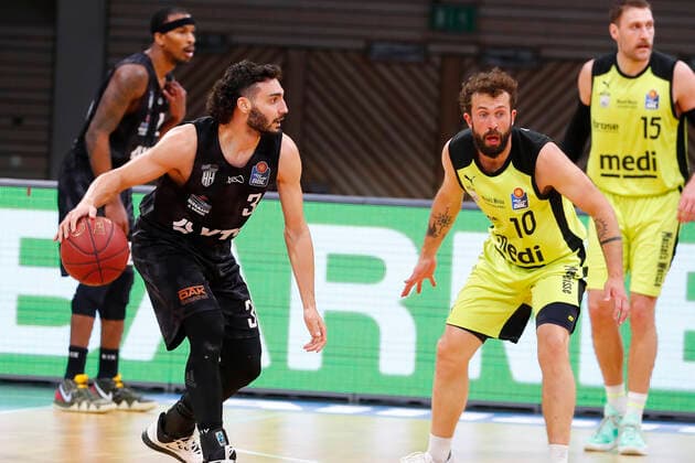 31. Spieltag der easyCredit BBL Basketball Bundesliga am 29.April 2021in der Oberfrankenhalle in Bayreuth Bayern Deutschland Saison 2020-2021 Medi Bayreuth gegen Basketball Hamburg Towers Bastian Doreth (Medi Bayreuth 10) rechts Maximilian DiLeo (Hamburg Towers 3) links