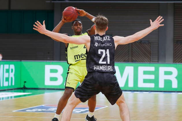 31. Spieltag der easyCredit BBL Basketball Bundesliga am 29.April 2021in der Oberfrankenhalle in Bayreuth Bayern Deutschland Saison 2020-2021 Medi Bayreuth gegen Basketball Hamburg Towers Frank Bartley (Medi Bayreuth 24) links Justus Hollatz (Hamburg Towers 21) rechts