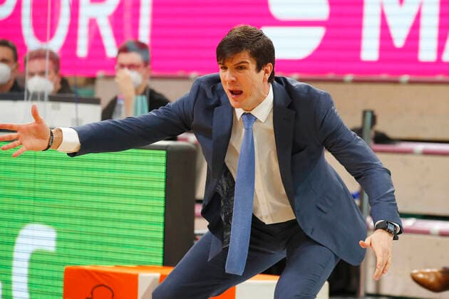 31. Spieltag der easyCredit BBL Basketball Bundesliga am 29.April 2021in der Oberfrankenhalle in Bayreuth Bayern Deutschland Saison 2020-2021 Medi Bayreuth gegen Basketball Hamburg Towers Pedro Calles (Hamburg Towers) Trainer