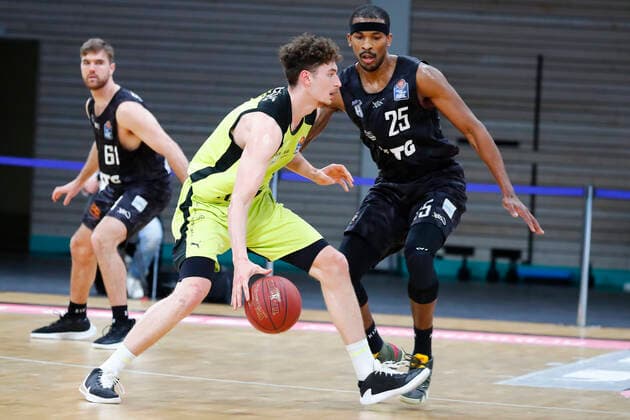 31. Spieltag der easyCredit BBL Basketball Bundesliga am 29.April 2021in der Oberfrankenhalle in Bayreuth Bayern Deutschland Saison 2020-2021 Medi Bayreuth gegen Basketball Hamburg Towers Kay Bruhnke (Medi Bayreuth 9) links Terry Allen (Hamburg Towers 25) rechts