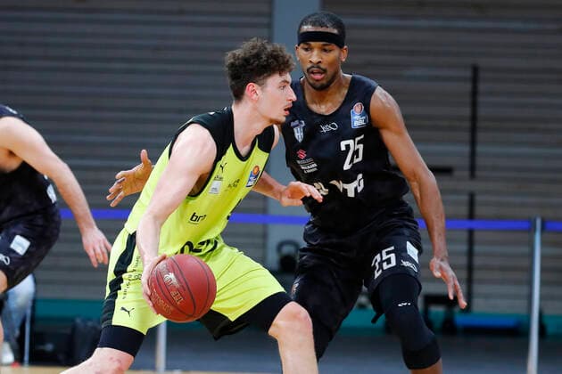 31. Spieltag der easyCredit BBL Basketball Bundesliga am 29.April 2021in der Oberfrankenhalle in Bayreuth Bayern Deutschland Saison 2020-2021 Medi Bayreuth gegen Basketball Hamburg Towers Kay Bruhnke (Medi Bayreuth 9) links Terry Allen (Hamburg Towers 25) rechts