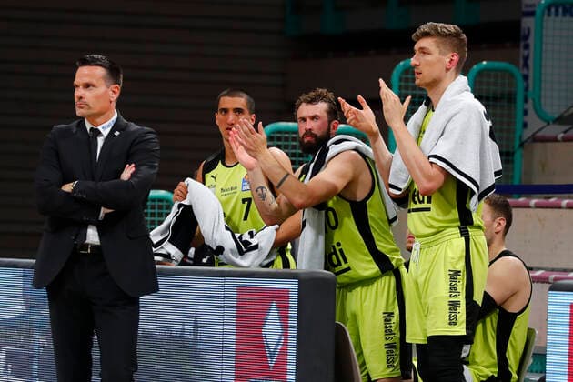 31. Spieltag der easyCredit BBL Basketball Bundesliga am 29.April 2021in der Oberfrankenhalle in Bayreuth Bayern Deutschland Saison 2020-2021 Medi Bayreuth gegen Basketball Hamburg Towers Raoul Korner (Medi Bayreuth) Trainer links