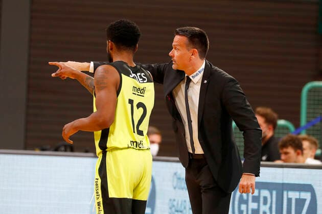 31. Spieltag der easyCredit BBL Basketball Bundesliga am 29.April 2021in der Oberfrankenhalle in Bayreuth Bayern Deutschland Saison 2020-2021 Medi Bayreuth gegen Basketball Hamburg Towers Lazeric Jones (Medi Bayreuth 12) links Raoul Korner (Medi Bayreuth) Trainer rechts