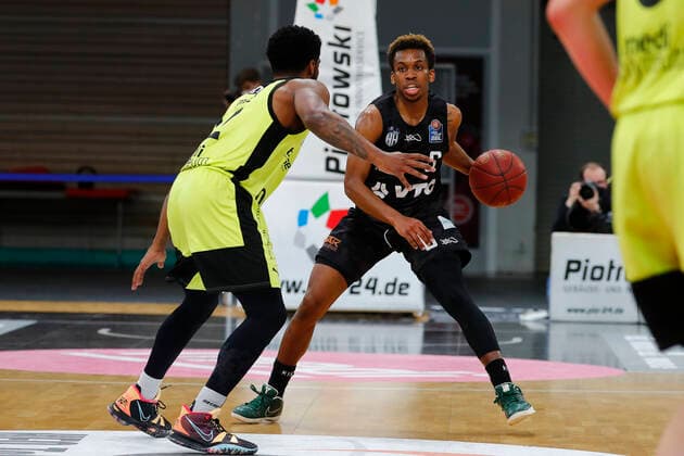 31. Spieltag der easyCredit BBL Basketball Bundesliga am 29.April 2021in der Oberfrankenhalle in Bayreuth Bayern Deutschland Saison 2020-2021 Medi Bayreuth gegen Basketball Hamburg Towers Lazeric Jones (Medi Bayreuth 12) links TJ Shorts (Hamburg Towers 0) rechts