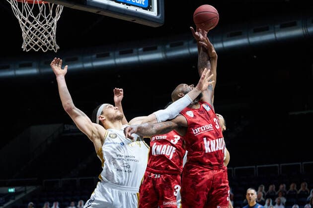 M. Holloway (Nr. 31 soliver Wuerzburg) am Korb gegen Gavin Schilling (Nr. 34 Basketball Loewen Braunschweig) Basketball Loewen Braunschweig - soliver Wuerzburg Basketball Loewen Braunschweig - soliver Wuerzburg, Basketball, BBL, Saison 2020 2021, 29.04.2021 Braunschweig Copyright: xEibner-Pressefoto DanielxReineltx EP_DRT