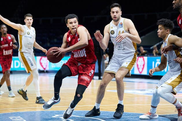 T. Ward (Nr. 3 soliver Wuerzburg) sucht einen Weg vorbei an B. Turudic (Nr. 44 Basketball Loewen Braunschweig) Basketball Loewen Braunschweig - soliver Wuerzburg Basketball Loewen Braunschweig - soliver Wuerzburg, Basketball, BBL, Saison 2020 2021, 29.04.2021 Braunschweig Copyright: xEibner-Pressefoto DanielxReineltx EP_DRT
