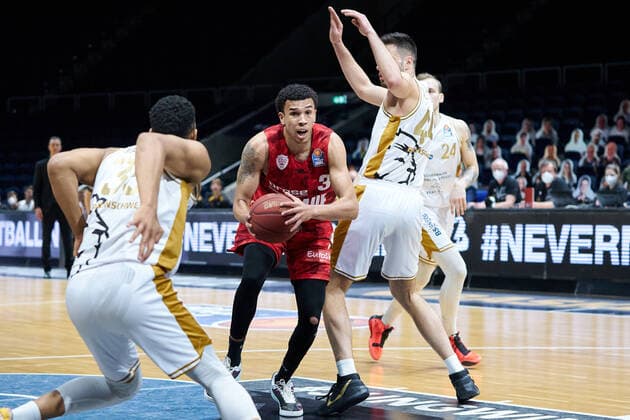 T. Ward (Nr. 3 soliver Wuerzburg) gegen B. Turudic (Nr. 44 Basketball Loewen Braunschweig) und Karim Jallow (Nr. 35 Basketball Loewen Braunschweig) Basketball Loewen Braunschweig - soliver Wuerzburg Basketball Loewen Braunschweig - soliver Wuerzburg, Basketball, BBL, Saison 2020 2021, 29.04.2021 Braunschweig Copyright: xEibner-Pressefoto DanielxReineltx EP_DRT