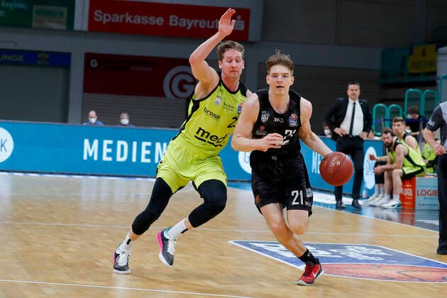 31. Spieltag der easyCredit BBL Basketball Bundesliga am 29.April 2021in der Oberfrankenhalle in Bayreuth Bayern Deutschland Saison 2020-2021 Medi Bayreuth gegen Basketball Hamburg Towers David Walker (Medi Bayreuth23) links Justus Hollatz (Hamburg Towers 21) rechts