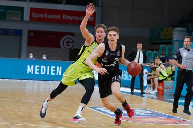 31. Spieltag der easyCredit BBL Basketball Bundesliga am 29.April 2021in der Oberfrankenhalle in Bayreuth Bayern Deutschland Saison 2020-2021 Medi Bayreuth gegen Basketball Hamburg Towers David Walker (Medi Bayreuth23) links Justus Hollatz (Hamburg Towers 21) rechts