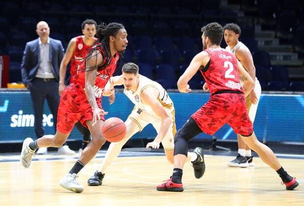 Löwen Braunschweig vs. Würzburg, BBL Braunschweig, 29.04.2021, BASKETBALL - easyCredit BBL Basketball Bundesliga, Löwen Braunschweig vs. s.Oliver Würzburg, Saison 2020 21. Robert Lowery (s.Oliver Würzburg), Lukas Wank (Löwen Braunschweig) Braunschweig