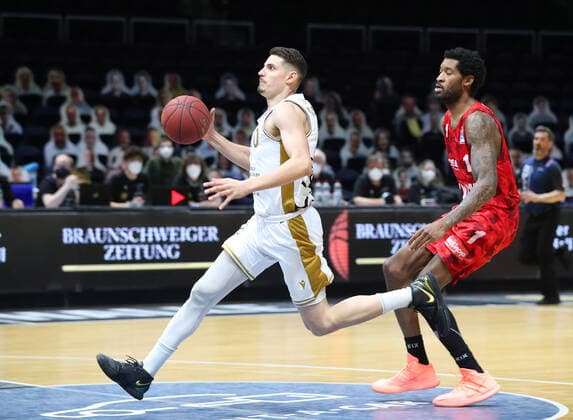 Löwen Braunschweig vs. Würzburg, BBL Braunschweig, 29.04.2021, BASKETBALL - easyCredit BBL Basketball Bundesliga, Löwen Braunschweig vs. s.Oliver Würzburg, Saison 2020 21. Lukas Wank (Löwen Braunschweig), Perry Jones III (s.Oliver Würzburg) Braunschweig