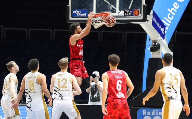 Löwen Braunschweig vs. Würzburg, BBL Braunschweig, 29.04.2021, BASKETBALL - easyCredit BBL Basketball Bundesliga, Löwen Braunschweig vs. s.Oliver Würzburg, Saison 2020 21. Brekkott Chapman (s.Oliver Würzburg) Braunschweig