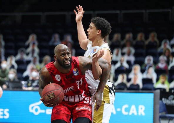 Löwen Braunschweig vs. Würzburg, BBL Braunschweig, 29.04.2021, BASKETBALL - easyCredit BBL Basketball Bundesliga, Löwen Braunschweig vs. s.Oliver Würzburg, Saison 2020 21.Murphy Holloway (s.Oliver Würzburg), James Robinson (Löwen Braunschweig) Braunschweig