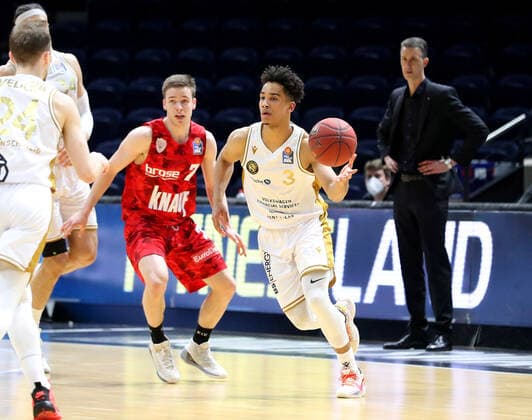 Löwen Braunschweig vs. Würzburg, BBL Braunschweig, 29.04.2021, BASKETBALL - easyCredit BBL Basketball Bundesliga, Löwen Braunschweig vs. s.Oliver Würzburg, Saison 2020 21. Nils Haßfurther (s.Oliver Würzburg), Garai Zeeb (Löwen Braunschweig) Braunschweig
