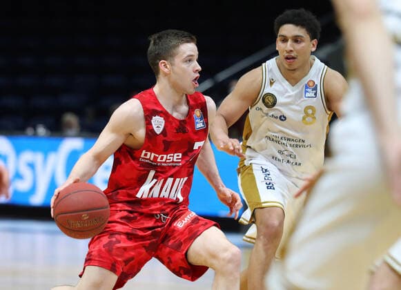 Löwen Braunschweig vs. Würzburg, BBL Braunschweig, 29.04.2021, BASKETBALL - easyCredit BBL Basketball Bundesliga, Löwen Braunschweig vs. s.Oliver Würzburg, Saison 2020 21. Nils Haßfurther (s.Oliver Würzburg), James Robinson (Löwen Braunschweig) Braunschweig
