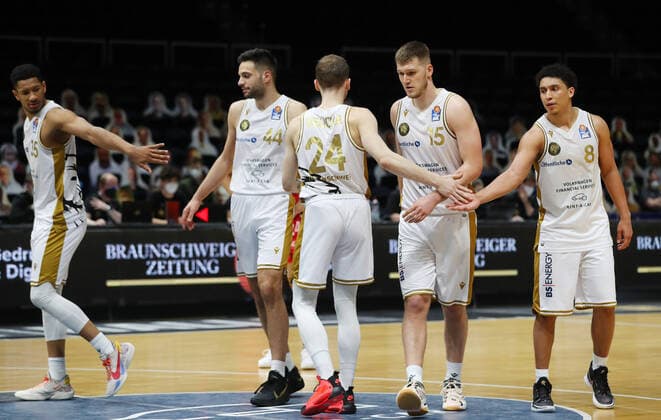 Löwen Braunschweig vs. Würzburg, BBL Braunschweig, 29.04.2021, BASKETBALL - easyCredit BBL Basketball Bundesliga, Löwen Braunschweig vs. s.Oliver Würzburg, Saison 2020 21. PKarim Jallow (Löwen Braunschweig), Benedikt Turudic (Löwen Braunschweig), Amas Velicka (Löwen Braunschweig), Martin Peterka (Löwen Braunschweig), James Robinson (Löwen Braunschweig) Braunschweig