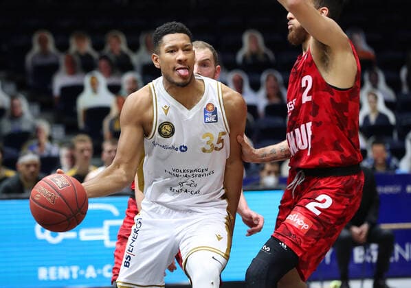 Löwen Braunschweig vs. Würzburg, BBL Braunschweig, 29.04.2021, BASKETBALL - easyCredit BBL Basketball Bundesliga, Löwen Braunschweig vs. s.Oliver Würzburg, Saison 2020 21.Karim Jallow (Löwen Braunschweig), Brekkott Chapman (s.Oliver Würzburg) Braunschweig