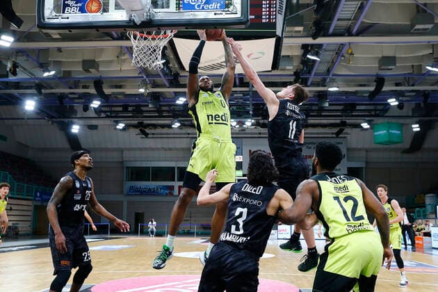 31. Spieltag der easyCredit BBL Basketball Bundesliga am 29.April 2021in der Oberfrankenhalle in Bayreuth Bayern Deutschland Saison 2020-2021 Medi Bayreuth gegen Basketball Hamburg Towers Dererk Pardon (Medi Bayreuth 0) links Maik Kotsar (Hamburg Towers 11) rechts