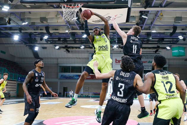 31. Spieltag der easyCredit BBL Basketball Bundesliga am 29.April 2021in der Oberfrankenhalle in Bayreuth Bayern Deutschland Saison 2020-2021 Medi Bayreuth gegen Basketball Hamburg Towers Dererk Pardon (Medi Bayreuth 0) links Maik Kotsar (Hamburg Towers 11) rechts