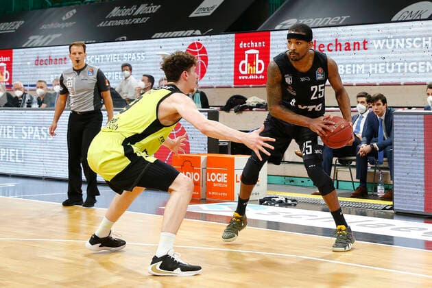 31. Spieltag der easyCredit BBL Basketball Bundesliga am 29.April 2021in der Oberfrankenhalle in Bayreuth Bayern Deutschland Saison 2020-2021 Medi Bayreuth gegen Basketball Hamburg Towers Kay Bruhnke (Medi Bayreuth 9) links Terry Allen (Hamburg Towers 25) rechts