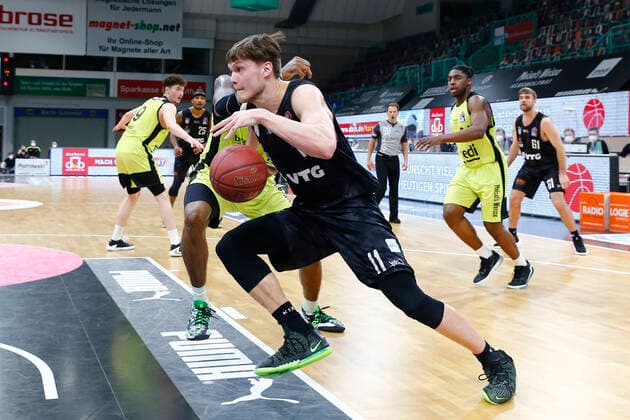 31. Spieltag der easyCredit BBL Basketball Bundesliga am 29.April 2021in der Oberfrankenhalle in Bayreuth Bayern Deutschland Saison 2020-2021 Medi Bayreuth gegen Basketball Hamburg Towers Maik Kotsar (Hamburg Towers 11)