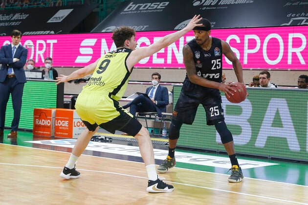 31. Spieltag der easyCredit BBL Basketball Bundesliga am 29.April 2021in der Oberfrankenhalle in Bayreuth Bayern Deutschland Saison 2020-2021 Medi Bayreuth gegen Basketball Hamburg Towers Kay Bruhnke (Medi Bayreuth 9) links Terry Allen (Hamburg Towers 25) rechts