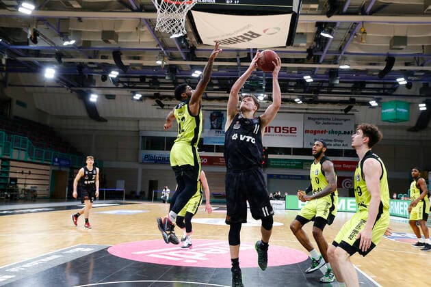31. Spieltag der easyCredit BBL Basketball Bundesliga am 29.April 2021in der Oberfrankenhalle in Bayreuth Bayern Deutschland Saison 2020-2021 Medi Bayreuth gegen Basketball Hamburg Towers Lazeric Jones (Medi Bayreuth 12) links Maik Kotsar (Hamburg Towers 11) rechts