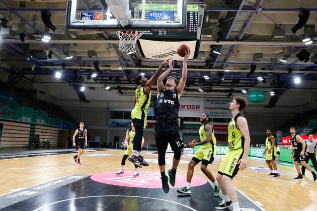 31. Spieltag der easyCredit BBL Basketball Bundesliga am 29.April 2021in der Oberfrankenhalle in Bayreuth Bayern Deutschland Saison 2020-2021 Medi Bayreuth gegen Basketball Hamburg Towers Lazeric Jones (Medi Bayreuth 12) links Maik Kotsar (Hamburg Towers 11) rechts