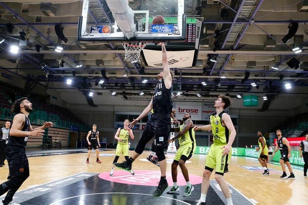 31. Spieltag der easyCredit BBL Basketball Bundesliga am 29.April 2021in der Oberfrankenhalle in Bayreuth Bayern Deutschland Saison 2020-2021 Medi Bayreuth gegen Basketball Hamburg Towers Lazeric Jones (Medi Bayreuth 12) links Maik Kotsar (Hamburg Towers 11) rechts