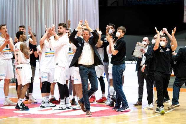 BARMER 2. Basketball Bundesliga ProA Playoff Spieltag 5 Saison 2020 2021 am 29.4.2021 Science City Jena vs Bayer Giants Leverkusen Das Team von Science City Jena applaudiert nach dem Sieg gegen Leverkusen. Vorn Mitte Trainer Frank Menz Sparkassen Arena