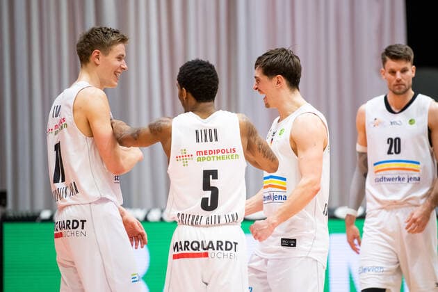 BARMER 2. Basketball Bundesliga ProA Playoff Spieltag 5 Saison 2020 2021 am 29.4.2021 Science City Jena vs Bayer Giants Leverkusen v.li. jubeln nach dem Erfolg gegen Leverkusen Robin Lodders (Jena), Zamal Nixon (Jena) und Dennis Nawrocki (Jena) Sparkassen Arena