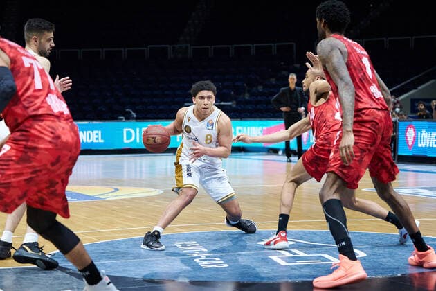 James Robinson (Nr. 8 Basketball Loewen Braunschweig) sucht einen Weg zum Korb Basketball Loewen Braunschweig - soliver Wuerzburg Basketball Loewen Braunschweig - soliver Wuerzburg, Basketball, BBL, Saison 2020 2021, 29.04.2021 Braunschweig Copyright: xEibner-Pressefoto DanielxReineltx EP_DRT