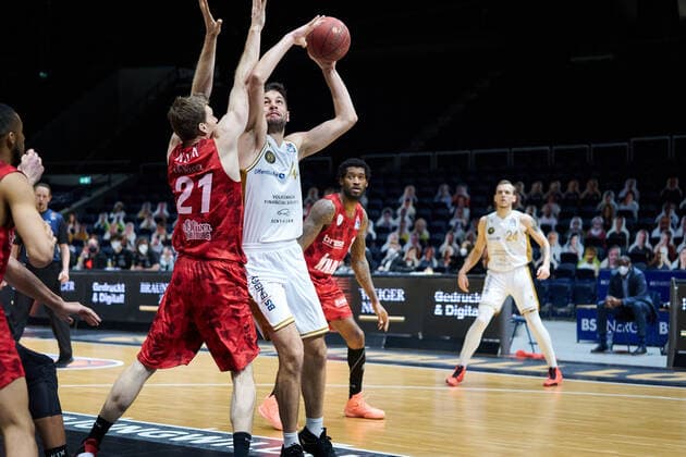 B. Turudic (Nr. 44 Basketball Loewen Braunschweig) gegen F. Koch (Nr. 21 soliver Wuerzburg) Basketball Loewen Braunschweig - soliver Wuerzburg Basketball Loewen Braunschweig - soliver Wuerzburg, Basketball, BBL, Saison 2020 2021, 29.04.2021 Braunschweig Copyright: xEibner-Pressefoto DanielxReineltx EP_DRT