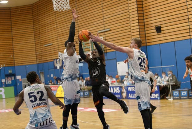 Richard WILLIAMS (3 VfL Kirchheim Knights) versucht, sich gegen Will William Lee DANIELS (6 Eisbaeren Bremerhaven) und Maximilian Ellis UGRAI (26 Eisbaeren Bremerhaven) durchzusetzen ; Eisbären Bremerhaven vs VfL Kirchheim Knights, Basketball, 2. Bundesliga ProA, 29.04.2021, 5. Spieltag der Playoffs, Saison 2020 2021 ; Copyright: xErikxHillmer EIBNERx EP_ehr Eisbären Bremerhaven vs VfL Kirchheim Knights, Basketball, 2. Bundesliga ProA, 29.04.2021, 5. Spieltag der Playoffs, Saison 2020 2021 Bremerhaven Copyright: xErikxHillmer EIBNERx EP_ehr