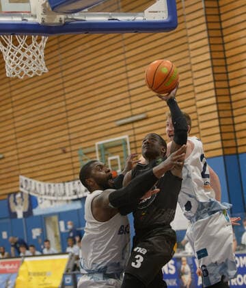 Richard WILLIAMS (3 VfL Kirchheim Knights) versucht, sich gegen Will William Lee DANIELS (6 Eisbaeren Bremerhaven) und Maximilian Ellis UGRAI (26 Eisbaeren Bremerhaven) durchzusetzen ; Eisbären Bremerhaven vs VfL Kirchheim Knights, Basketball, 2. Bundesliga ProA, 29.04.2021, 5. Spieltag der Playoffs, Saison 2020 2021 ; Copyright: xErikxHillmer EIBNERx EP_ehr Eisbären Bremerhaven vs VfL Kirchheim Knights, Basketball, 2. Bundesliga ProA, 29.04.2021, 5. Spieltag der Playoffs, Saison 2020 2021 Bremerhaven Copyright: xErikxHillmer EIBNERx EP_ehr
