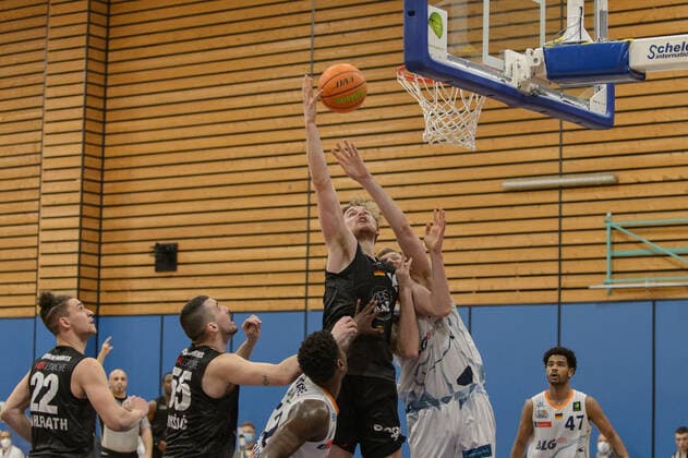 Till PAPE (19 VfL Kirchheim Knights) holt den Rebound vor Maximilian Ellis UGRAI (26 Eisbaeren Bremerhaven) ; Eisbären Bremerhaven vs VfL Kirchheim Knights, Basketball, 2. Bundesliga ProA, 29.04.2021, 5. Spieltag der Playoffs, Saison 2020 2021 ; Copyright: xErikxHillmer EIBNERx EP_ehr Eisbären Bremerhaven vs VfL Kirchheim Knights, Basketball, 2. Bundesliga ProA, 29.04.2021, 5. Spieltag der Playoffs, Saison 2020 2021 Bremerhaven Copyright: xErikxHillmer EIBNERx EP_ehr