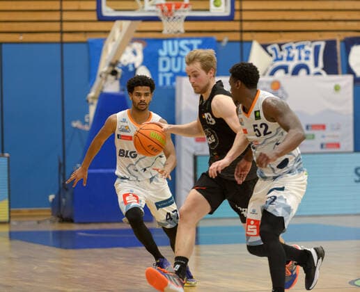 Marvin HECKEL (47 Eisbaeren Bremerhaven), Till PAPE (19 VfL Kirchheim Knights), Armani T™Bori MOORE (52 Eisbaeren Bremerhaven) ; Eisbären Bremerhaven vs VfL Kirchheim Knights, Basketball, 2. Bundesliga ProA, 29.04.2021, 5. Spieltag der Playoffs, Saison 2020 2021 ; Copyright: xErikxHillmer EIBNERx EP_ehr Eisbären Bremerhaven vs VfL Kirchheim Knights, Basketball, 2. Bundesliga ProA, 29.04.2021, 5. Spieltag der Playoffs, Saison 2020 2021 Bremerhaven Copyright: xErikxHillmer EIBNERx EP_ehr