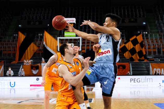 TRAE BELL-HAYNES (Hakro Merlins Crailsheim 02) gegen John Petrucelli (Ratiopharm Ulm 07) GER, Ratiopharm Ulm vs. Hakro Merlins Crailsheim, easycredit 1.Bundesliga Basketball, 31.Spieltag, Saison 2020 21, 29.04.2021 Ratiopharm Ulm vs. Hakro Merlins Crailsheim, 1.Basketball Bundesliga Neu-Ulm Copyright: xEibner-Pressefoto RogerxBuerkex EP_EER