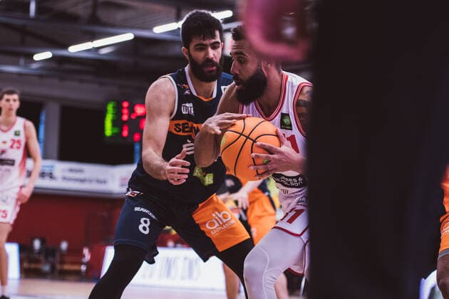 ProA: Playoffs - Artland Dragons vs. ROSTOCK SEAWOLVES, 29.04.2021 Behnam Yakhchali Dehkordi (Rostock Seawolves, 8), Gerel David Simmons (Artland Dragons, 11); ProA: Playoffs - Artland Dragons vs. ROSTOCK SEAWOLVES am 29.04.2021 in Quakenbrueck (Artland Arena), Germany, Copyright: xBEAUTIFULxSPORTS Neddermannx