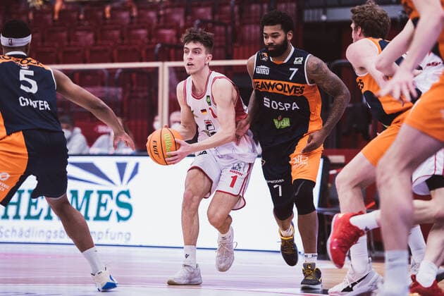 ProA: Playoffs - Artland Dragons vs. ROSTOCK SEAWOLVES, 29.04.2021 Zachary Christopher Ensminger (Artland Dragons, 1), Trevor Marquese Lacey (Rostock Seawolves, 7); ProA: Playoffs - Artland Dragons vs. ROSTOCK SEAWOLVES am 29.04.2021 in Quakenbrueck (Artland Arena), Germany, Copyright: xBEAUTIFULxSPORTS Neddermannx