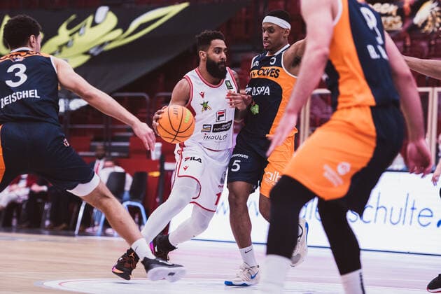 ProA: Playoffs - Artland Dragons vs. ROSTOCK SEAWOLVES, 29.04.2021 Gerel David Simmons (Artland Dragons, 11), Christopher John Carter (Rostock Seawolves, 5); ProA: Playoffs - Artland Dragons vs. ROSTOCK SEAWOLVES am 29.04.2021 in Quakenbrueck (Artland Arena), Germany, Copyright: xBEAUTIFULxSPORTS Neddermannx
